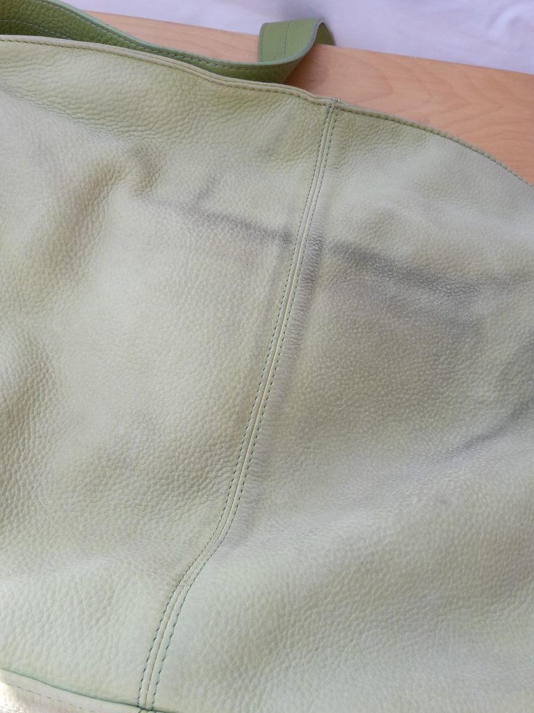 Grüne Handtasche von Esprit mit dunklen Flecken auf der Seite