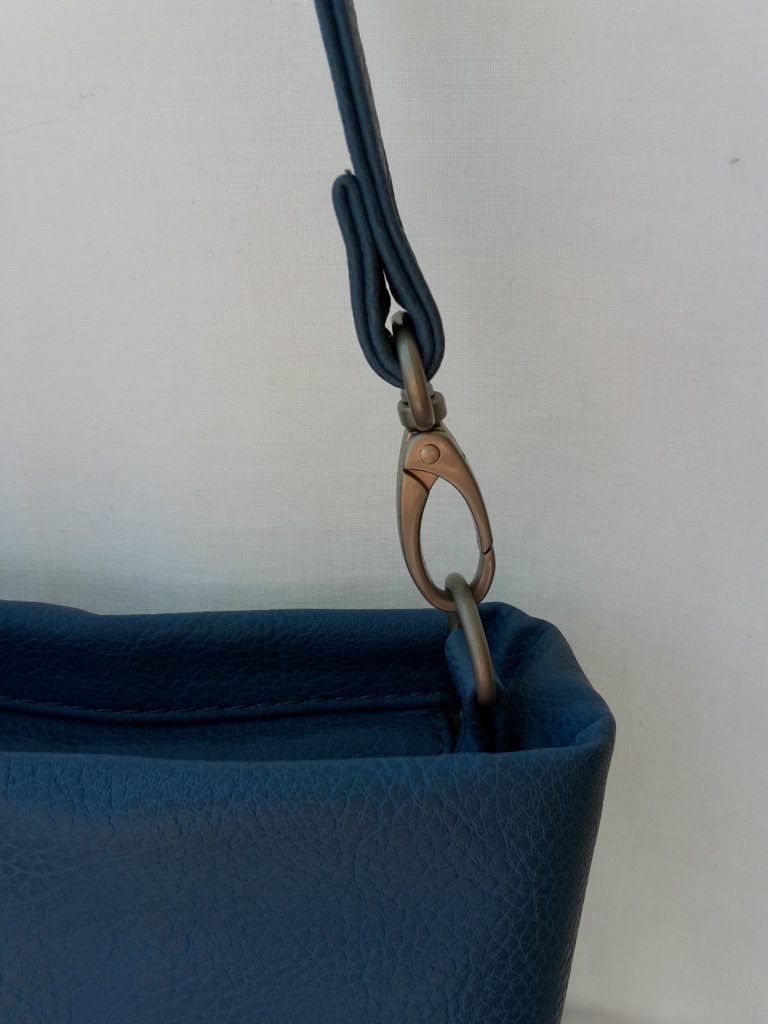 Handtasche Mademoiselle M8 von Zwei, Karabinerhaken am Riemen