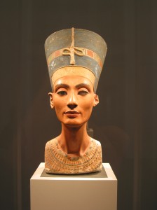 Nefertiti_bust_(front)